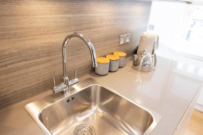 Edinburgh Modern 3-Storey 3-Bedroom City Apartment - image 24