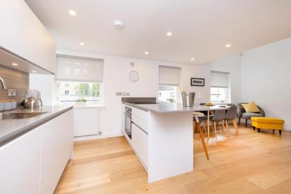 Edinburgh Modern 3-Storey 3-Bedroom City Apartment - image 25