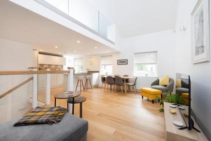 Edinburgh Modern 3-Storey 3-Bedroom City Apartment - image 26