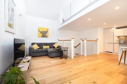 Edinburgh Modern 3-Storey 3-Bedroom City Apartment - image 27
