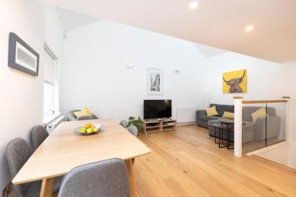 Edinburgh Modern 3-Storey 3-Bedroom City Apartment - image 28