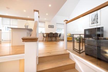 Edinburgh Modern 3-Storey 3-Bedroom City Apartment - image 29