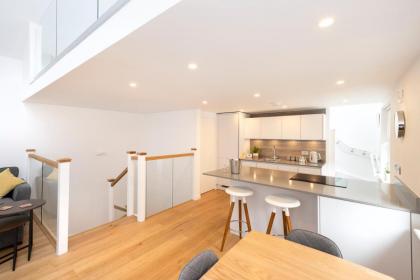 Edinburgh Modern 3-Storey 3-Bedroom City Apartment - image 3