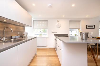 Edinburgh Modern 3-Storey 3-Bedroom City Apartment - image 30