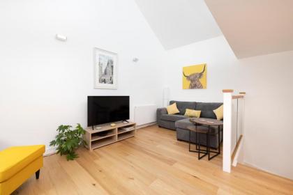 Edinburgh Modern 3-Storey 3-Bedroom City Apartment - image 4