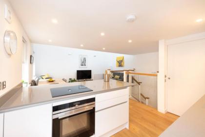 Edinburgh Modern 3-Storey 3-Bedroom City Apartment - image 5