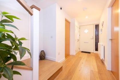 Edinburgh Modern 3-Storey 3-Bedroom City Apartment - image 7