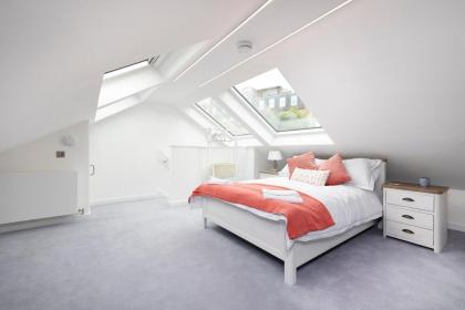 Edinburgh Modern 3-Storey 3-Bedroom City Apartment - image 8
