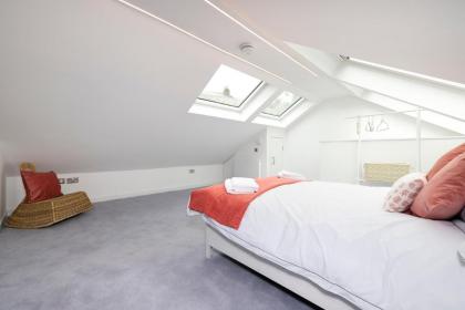 Edinburgh Modern 3-Storey 3-Bedroom City Apartment - image 9