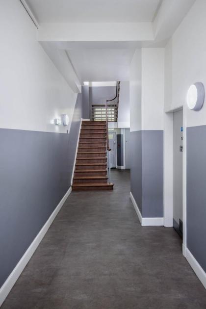 Modern Studio Apartment in prime central location - image 10