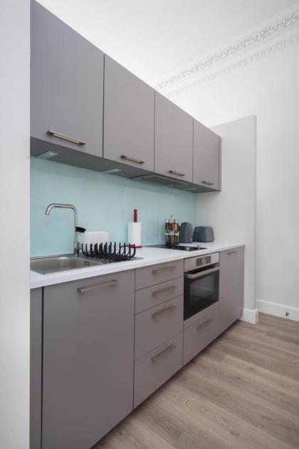 Modern Studio Apartment in prime central location - image 2