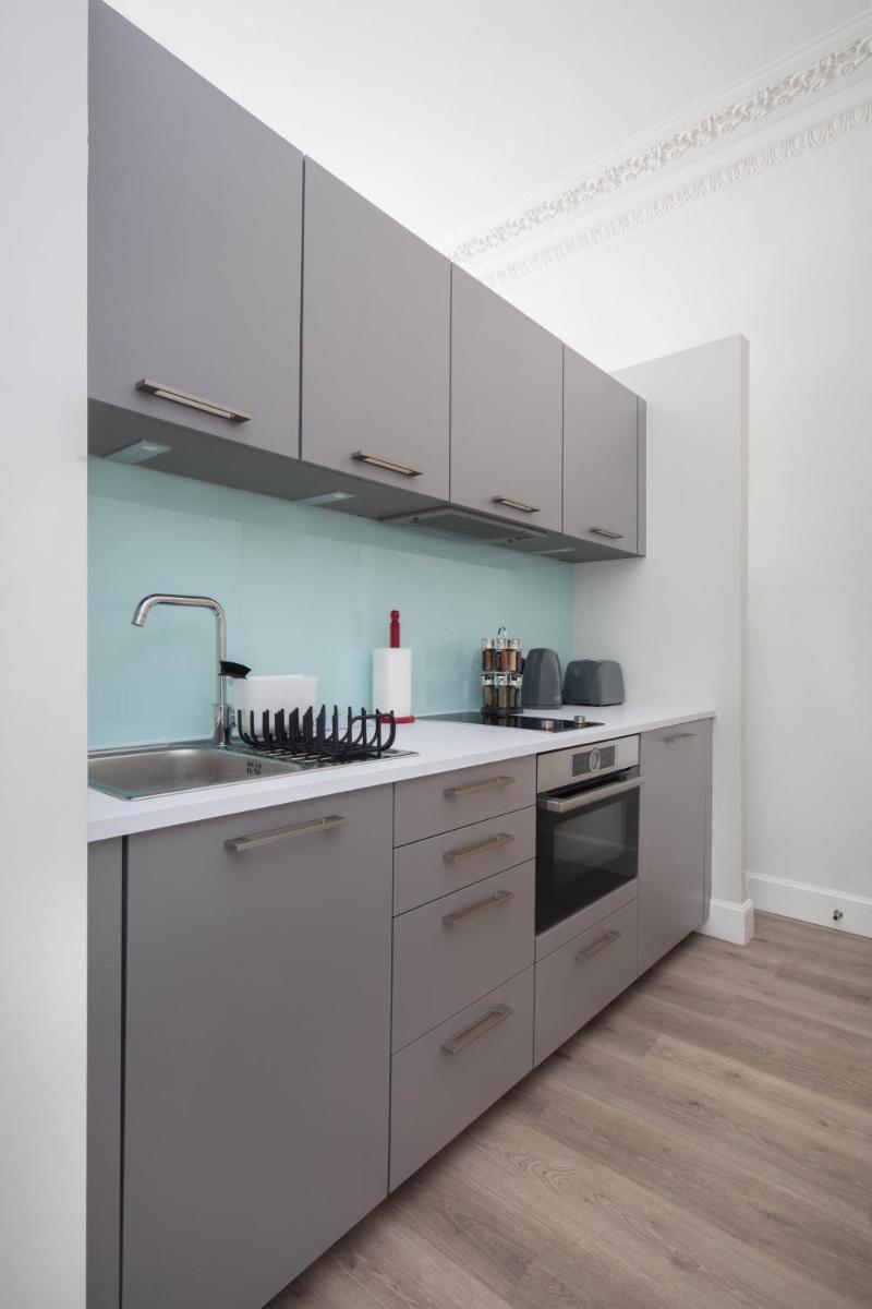 Modern Studio Apartment in prime central location - image 2