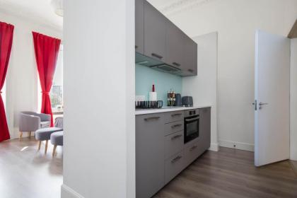Modern Studio Apartment in prime central location - image 3