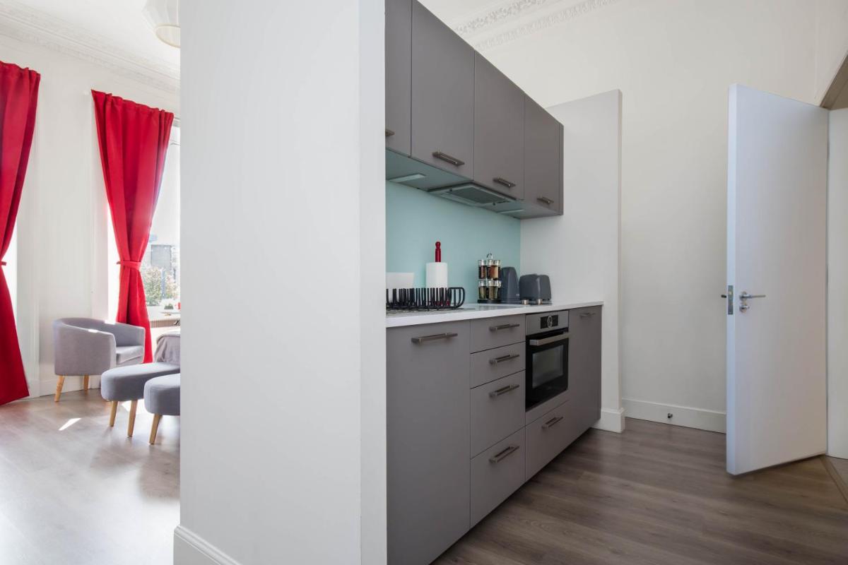 Modern Studio Apartment in prime central location - image 3