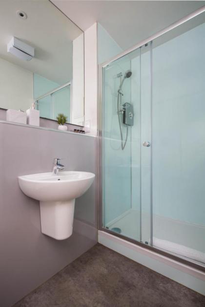 Modern Studio Apartment in prime central location - image 4