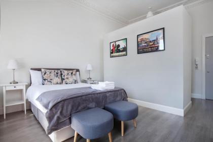 Modern Studio Apartment in prime central location - image 6