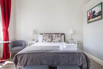 Modern Studio Apartment in prime central location - image 7