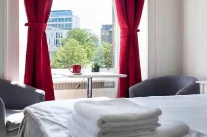 Modern Studio Apartment in prime central location - image 8