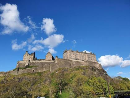 Lovely 2 bedroom flat in the heart of the city - image 12