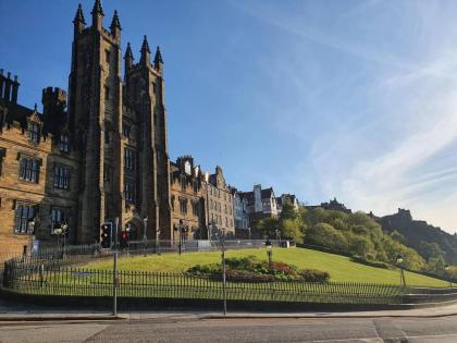 Lovely 2 bedroom flat in the heart of the city - image 13