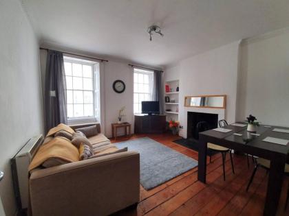 Lovely 2 bedroom flat in the heart of the city - image 3