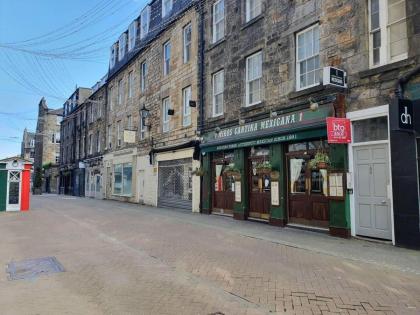 Lovely 2 bedroom flat in the heart of the city - image 9