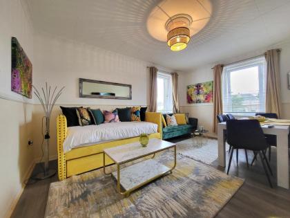 Lovely 4 bed Apt with 8 separate beds Edinburgh