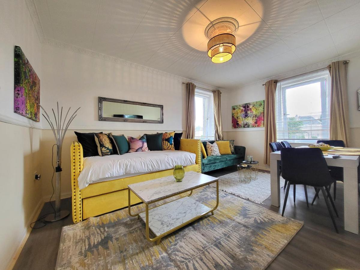 Lovely 4 bed Apt with 8 separate beds - main image