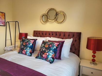 Lovely 4 bed Apt with 8 separate beds - image 10