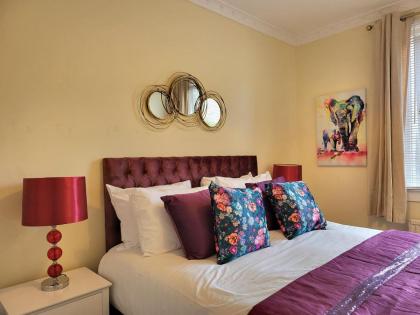 Lovely 4 bed Apt with 8 separate beds - image 11