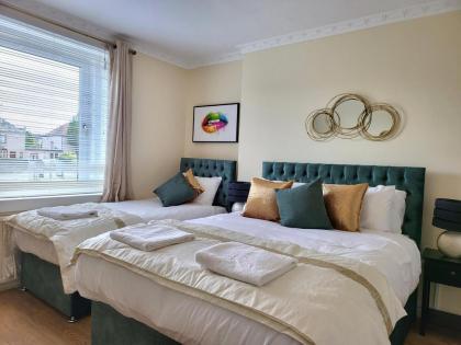 Lovely 4 bed Apt with 8 separate beds - image 12
