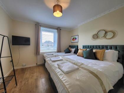 Lovely 4 bed Apt with 8 separate beds - image 13