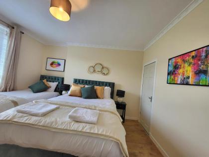 Lovely 4 bed Apt with 8 separate beds - image 14