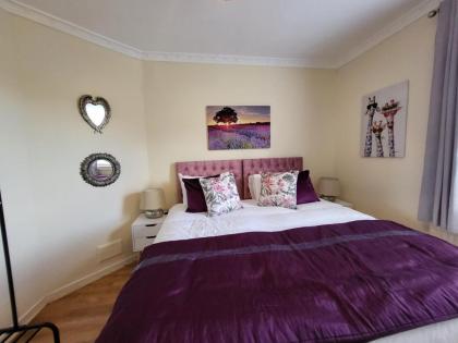 Lovely 4 bed Apt with 8 separate beds - image 16