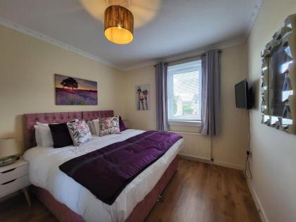 Lovely 4 bed Apt with 8 separate beds - image 17