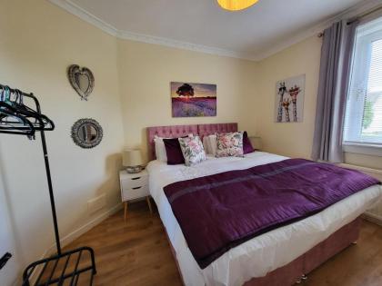Lovely 4 bed Apt with 8 separate beds - image 18