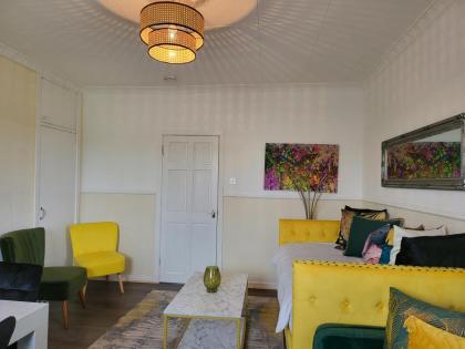 Lovely 4 bed Apt with 8 separate beds - image 2