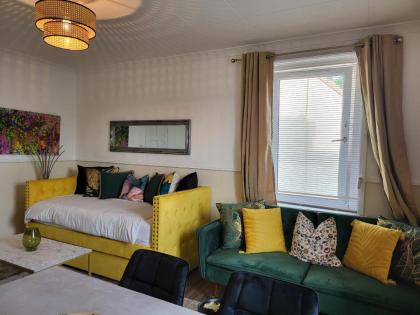 Lovely 4 bed Apt with 8 separate beds - image 3