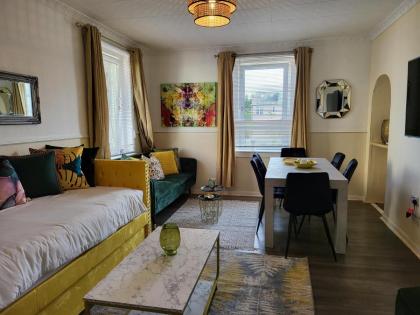 Lovely 4 bed Apt with 8 separate beds - image 4