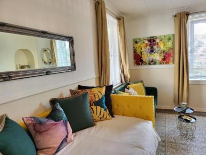 Lovely 4 bed Apt with 8 separate beds - image 5