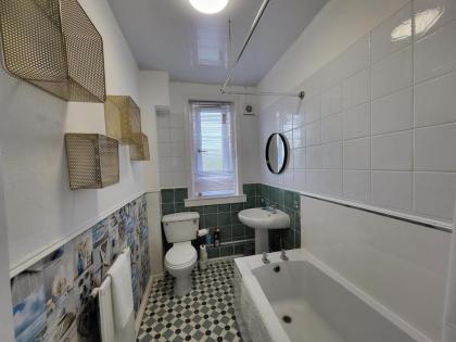 Lovely 4 bed Apt with 8 separate beds - image 6