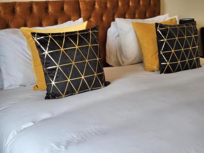 Lovely 4 bed Apt with 8 separate beds - image 7
