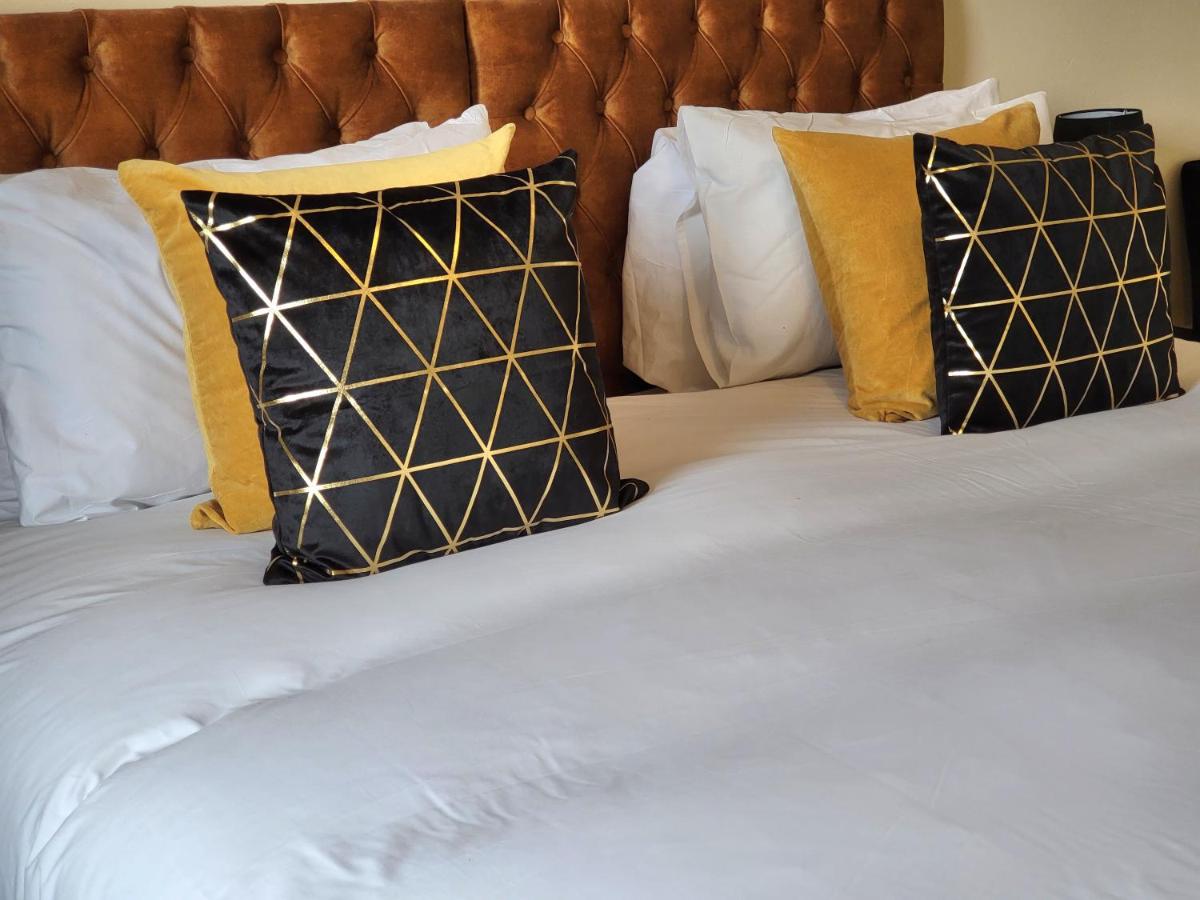 Lovely 4 bed Apt with 8 separate beds - image 7
