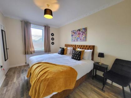 Lovely 4 bed Apt with 8 separate beds - image 8