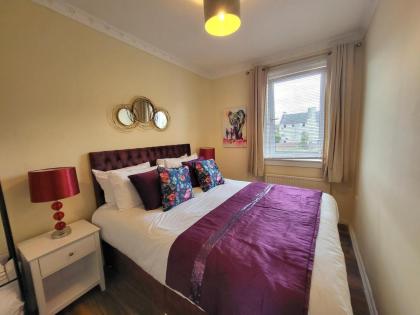 Lovely 4 bed Apt with 8 separate beds - image 9
