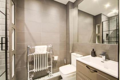 GuestReady - Superb family apt near Leith Walk - image 17