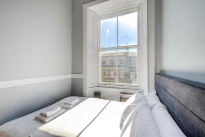 GuestReady - Superb family apt near Leith Walk - image 24
