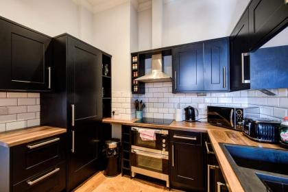 GuestReady - Superb family apt near Leith Walk - image 28