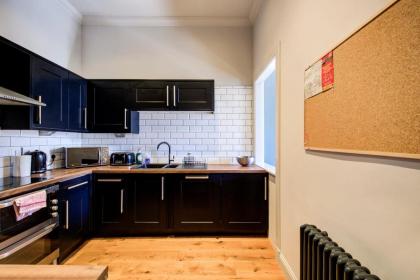 GuestReady - Superb family apt near Leith Walk - image 29