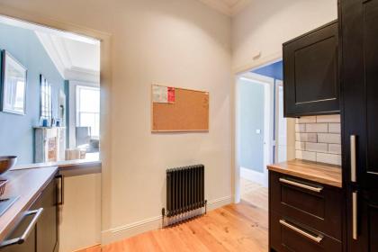 GuestReady - Superb family apt near Leith Walk - image 30